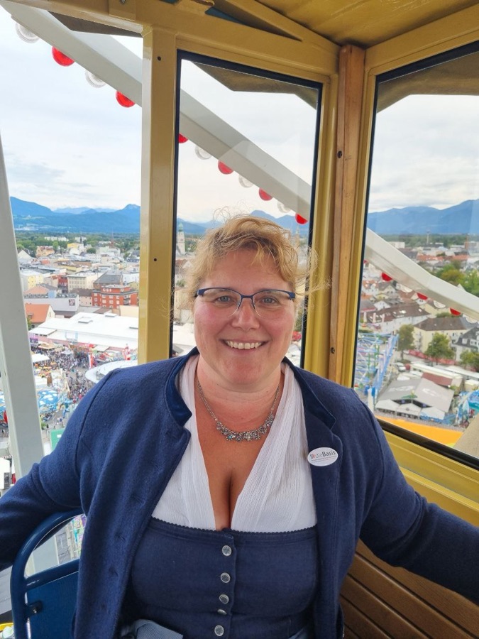 Peggy Galic über den Dächern von Rosenheim